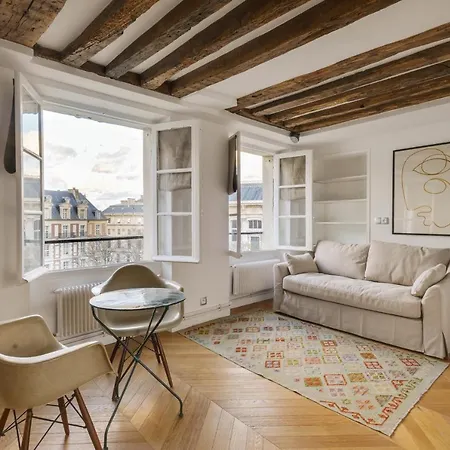 Cosy & Bright Under The Beams On Place Dauphine Id 319 * Paris